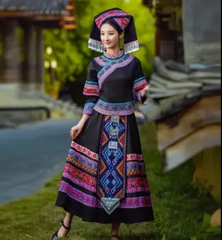 סין Guangxi ג ' ואנג זמרת של שיר עם תחפושת שמלה ארוכה